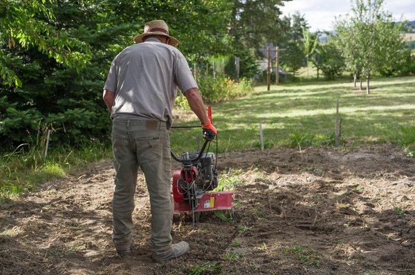 Louer un motoculteur : simplicité et performance au jardin